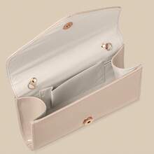 这是一款信封式晚宴包，采用漆面PU材质制成。其设计简洁流畅，线条流畅，亮面漆面使其外观精致高端。经典配色百搭，可在正式场合提升优雅气质。适合搭配晚礼服和高跟鞋，出席婚礼、庆典、派对和其他正式场合。可用作手提包、手拿包、单肩包或斜挎包。 - 杏色 - 查看 10