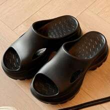 1 par de chanclas de mujer con suela elevada de EVA, alta elasticidad y estilo de deslizamiento, en negro, gris y beige, de estilo minimalista europeo para uso en exteriores durante el verano
