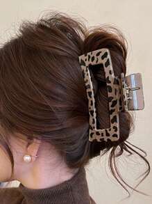 2 eleganckie, minimalistyczne spinki do włosów z nadrukiem w panterkę, spinka do włosów do codziennej fryzury, modne, stylowe i urocze akcesoria do włosów, prezent na Dzień Matki, modna kopertówka do włosów na święta, spinki do włosów dla kobiet, jesienno-zimowe, wakacyjne stylizacje dla kobiet