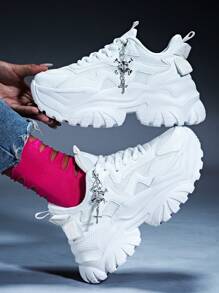 Saltos altos pretos de plataforma alta e sola grossa para mulheres, Estilo punk com decoração metálica e pingente de corrente, Sandálias de malha respiráveis, de secagem rápida e resistentes a odores, adequadas para o Halloween, Acessórios para sapatos estilo metal punk dark com caveira e cruz, Sapatos casuais versáteis e fashion, Sapatos de corrida de sola macia e amortecedora, Adequados para uso diário, encontros, exercícios e escritório, Salto de cunha de 7 cm, bico redondo e cadarço, leve e antiderrapante