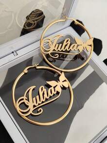 1 Paar personalisierte Creolen mit Namen, süße Schmetterling Schleifen Namensohrringe, runde Edelstahl Ohrringe, Mode-Schmuck für Frauen & Mädchen - Verschiedenfarbig - Übersicht 2