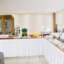 1 Stück weiße einlagige Tischröcke, weicher und glatter Stoff, Prinzessinen-Stil Tischdecke für den Dessert-Tisch, geeignet für Braut-Hochzeits-Veranstaltungen, Partys, Bankette, Prinzessinnen-Geburtstags-Partys, Taufen, Geburtstagstisch-Röcke