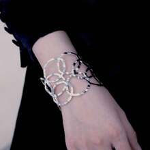 1 pulseira feminina de metal martelado com fio simples para uso diário, presente adequado para família e amigos
