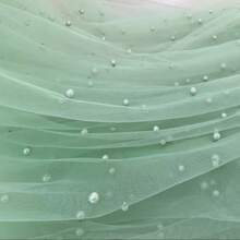 优雅的鼠尾草绿色涤纶串珠薄纱面料 | 婚纱、礼服、服装、背景、桌面装饰、窗帘和派对装饰、婚礼面料、服装设计、装饰悬垂、精致纹理、家居装饰、透明悬垂、柔软悬垂、活动策划师 - 彩色 - 查看 4