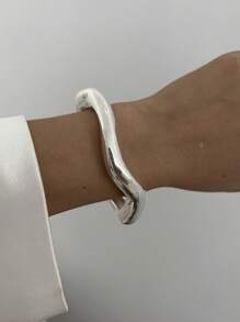 1pc Exaggerated Metallic Circular Bangle With Hollow Out Asymmetrical Shapes, Simple & Stylish, Perfect For Vacation, Party, Ladies All-Match Sexy Bracelet