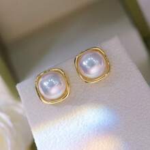 10毫米天然淡水珍珠耳环，简约设计，经典优雅，珍珠光泽闪耀，提升您日常的优雅气质。每一颗珍珠都是大自然馈赠的独特礼物，佩戴这款闪耀的耳环，感受低调而持久的魅力。百搭百搭的女士通勤风格，是送给妻子、母亲、女友、闺蜜的最佳礼物。防过敏耳环钩。每件耳环均为实物拍摄，珍珠璀璨夺目，珠宝级品质，西路缘珠宝的首选。 - 金黃色 - 查看 1