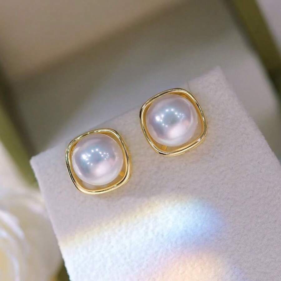 10毫米天然淡水珍珠耳环，简约设计，经典优雅，珍珠光泽闪耀，提升您日常的优雅气质。每一颗珍珠都是大自然馈赠的独特礼物，佩戴这款闪耀的耳环，感受低调而持久的魅力。百搭百搭的女士通勤风格，是送给妻子、母亲、女友、闺蜜的最佳礼物。防过敏耳环钩。每件耳环均为实物拍摄，珍珠璀璨夺目，珠宝级品质，西路缘珠宝的首选。 - 金黃色 - 查看 1