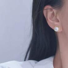 10毫米天然淡水珍珠耳环，简约设计，经典优雅，珍珠光泽闪耀，提升您日常的优雅气质。每一颗珍珠都是大自然馈赠的独特礼物，佩戴这款闪耀的耳环，感受低调而持久的魅力。百搭百搭的女士通勤风格，是送给妻子、母亲、女友、闺蜜的最佳礼物。防过敏耳环钩。每件耳环均为实物拍摄，珍珠璀璨夺目，珠宝级品质，西路缘珠宝的首选。 - 金黃色 - 查看 4