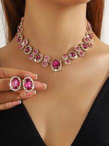 قلادة نسائية أنيقة بتصميم هندسي بيضاوي باللون الأحمر والأخضر والأبيض مزينة بالأزهار والكريستال، زوج من أقراط هندسية بيضاوية متناسقة باللون الأحمر والأخضر والأبيض مزينة بالأزهار والكريستال، طقم مكون من قطعتين مناسب للسهرات والاستخدام اليومي