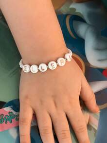1 chiếc vòng tay ngọc trai giả khắc tên theo yêu cầu/Vòng tay unisex/Quà tặng tắm em bé/Vòng tay bạn bè/Vòng tay khắc tên/Vòng tay hoa cúc/Vòng tay tuổi teen/Phụ kiện mùa xuân/hè quyến rũ/Vòng tay khắc tên theo yêu cầu cho nữ/Quà tặng sinh nhật màu sắc rực rỡ/Quà tặng tựu trường/Vòng tay cá nhân hóa phù hợp cho thanh thiếu niên, Phụ kiện dự tiệc - trắng - Xem 3