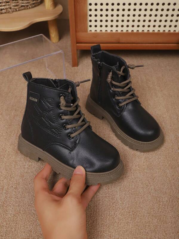 La nueva colección de otoño e invierno 2025 de botas infantiles presenta botas cortas de estilo británico con cordones para niñas, sumándose a las cálidas botas para niños y las botas para niños