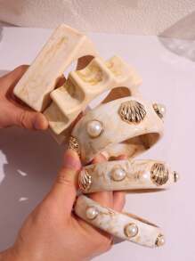 1 pieza Nuevo brazalete de resina geométrica con teñido anudado en beige, asimétrico con concha y perla, joyería llamativa y gruesa, adecuado para fiestas, vacaciones y uso diario
