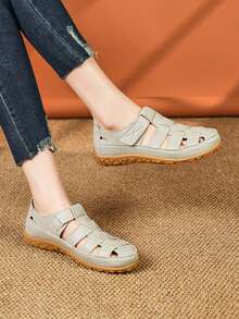 Salkin Giày sandal nữ mùa hè cổ điển thời trang, màu trơn, mũi hở đơn giản, mang lại cảm giác thoải mái khi đi ngoài trời, giày sandal đế bằng với cảm giác cao cấp giá cả phải chăng, giày ba lê bằng da, kích thước nhỏ hơn một cỡ, gợi ý đặt hàng lớn hơn một cỡ, giày mùa hè trở lại trường, phong cách đại học, giày đi bộ ngoài trời chống trượt dành cho nữ, da mềm, phù hợp với quần jean, váy, quà tặng ngày lễ, phong cách kỳ nghỉ - Xám - Xem 6