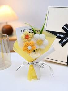 一套仿真花束，包含包装纸和3朵钩编毛线花，适合作为生日或周年纪念礼物送给老师、母亲、闺蜜、女性朋友，也适合母亲节、情人节、婚礼纪念品、节日派对家居装饰、圣诞礼物，可用于家居、餐桌、卧室、浴室、书桌装饰。 - 彩色 - 查看 3