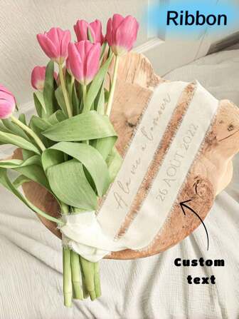 Anpassat dekorativt säckvävsband, personifiera med din text såsom parets namn, bröllopsdatum, initialer etc. Bandet har naturligt fransade kanter för att accentuera buketter eller bröllopsdekorationer, tillverkat av beige linnetyg, perfekt för bohemiska och ladugårdsbröllop eller festevenemang.