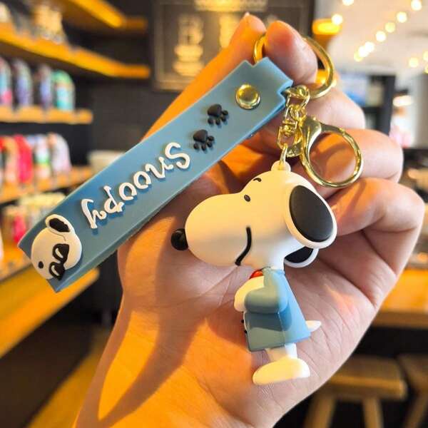 SNOOPY 1 pieza de llavero con muñeco colgante del personaje Snoopy, lindo colgante para bolsa, regalo de cumpleaños, regalo pequeño perfecto, regalo para fans, familiares y amigos (estilo aleatorio)
