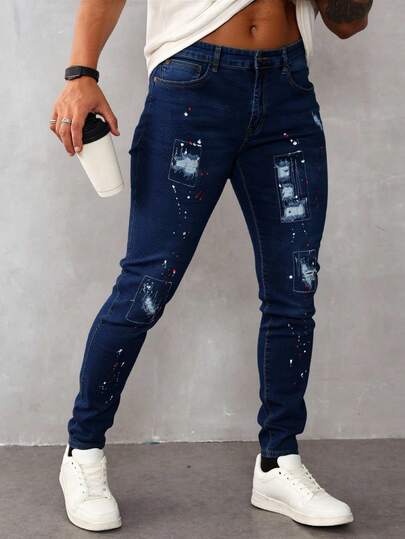 Pantalones vaqueros ajustados para hombre de color azul oscuro con detalles de roturas y pinturas artísticas, estilo creativo y moderno