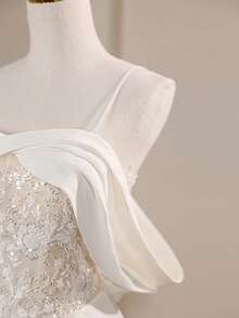 Vestidos de novia de estilo cola de sirena con hombros al descubierto, encaje y abertura lateral, con un toque de vintage y satén - Blanco - Ver 6