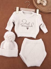 新生儿刺绣针织连体衣及毛球帽套装，摄影道具及洗礼服