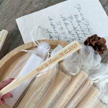 个性化丝绸婚礼扇，白色丝绸雕花折扇，批量定制婚礼伴娘回礼，特殊活动扇，夏季婚礼，乡村风格，色彩缤纷，可爱，迷人，趣味十足，卡哇伊，千禧风格，时尚，男女皆宜，休闲，定制，个性化，独特，专属定制，送给他/她的理想礼物，送给她的理想礼物，送给你的男朋友/女朋友，送给家人，送给朋友。