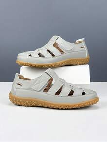 Salkin Giày sandal nữ mùa hè cổ điển thời trang, màu trơn, mũi hở đơn giản, mang lại cảm giác thoải mái khi đi ngoài trời, giày sandal đế bằng với cảm giác cao cấp giá cả phải chăng, giày ba lê bằng da, kích thước nhỏ hơn một cỡ, gợi ý đặt hàng lớn hơn một cỡ, giày mùa hè trở lại trường, phong cách đại học, giày đi bộ ngoài trời chống trượt dành cho nữ, da mềm, phù hợp với quần jean, váy, quà tặng ngày lễ, phong cách kỳ nghỉ - Xám - Xem 4