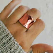 1 件优雅简约玫瑰金镀宽戒指，适合女士，抛光宽设计，适合日常佩戴、派对、婚礼和特殊场合，是情人节和圣诞节的绝佳礼物