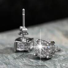 Boucles d'oreilles clou rondes de couleur or et argent pour femmes/hommes, design mode 4 griffes avec strass brillants. Boucles d'oreilles strass rondes délicates pour femmes/hommes, couple. Bijoux d'oreille mode polyvalents, cadeau pour la Saint-Valentin, anniversaire, fête
