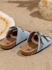 一双畅销儿童/2025新款女童人字拖，浅蓝色哑光鞋面搭配金色金属扣，款式简约时尚。鞋底部分采用软木材质，增加舒适度。适合3至12岁女童在沙滩玩耍、日常休闲等各种场合穿着，是女童时尚休闲的酷拖风格。 - 淺藍色 - 查看 2