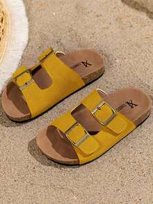 一双畅销的儿童/女童人字拖，黄色绒面革鞋面搭配两条金属绑带，软木鞋底。整体风格简约时尚。2025年夏季新款为博肯式沙滩凉鞋，适合3至12岁女童在沙滩玩耍、户外休闲等场合穿着，兼具舒适与美观。