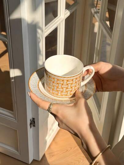 Set di tazza e piattino in ceramica con motivo geometrico argento, set elegante vintage di tazza e piattino da caffè, set di tazza e piattino da dessert pomeridiano per feste, set di tazza e piattino da bevande architettonico scultoreo, adatto per riunioni festive, feste, ristoranti, soggiorni, caffetterie