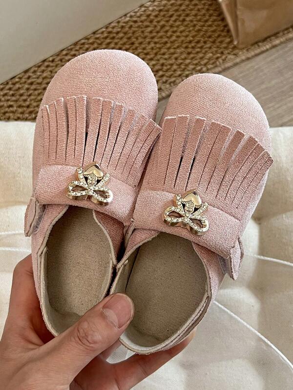 A Pair Of New Summer Style Water Diamond Butterfly Pearl Flower Decorated Suede Lightweight Shallow Buckle Sweet Princess-Style Small Leather Shoes Are Suitable For Parties And Daily Outings