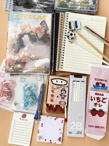 Ensemble de papeterie, comprenant étui à crayon fraise, boîte à stylos, bloc-notes ligné, notes adhésives, stylos à bille, crayons, cahier de composition, journal de bandes dessinées, gomme football. Convient pour le bureau, les fournitures scolaires, la rentrée des classes, pour les garçons et les filles, coffret aveugle multi-pièces
