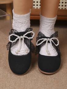 Los zapatos infantiles de verano de 2025 son de moda y versátiles, con punta redonda, suela blanda, boca poco profunda, gancho y bucle, ajuste de un solo pie, lazo escolar, perla y antideslizante