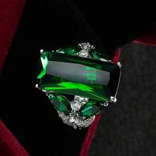 1 件优雅奢华女士订婚戒指，镀银镶嵌闪亮绿色方晶锆石，新娘婚礼派对配饰，送给爱人的理想珠宝礼物（男女通用）