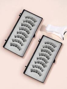 Waloshow 一盒两对CC卷翘磁性假睫毛套装，包含可重复使用的睫毛夹、两支眉刷，无需胶水，柔软蓬松的仿貂毛假睫毛，适合日常妆容，自然美妆工具，混合设计的3D浓密假睫毛条，打造迷人提拉眼妆，适合日常佩戴、工作、学习、旅行、派对等场合，是送给女性的绝佳礼物，也是一份贴心的圣诞礼物。 - 自然纖長款 - 查看 3
