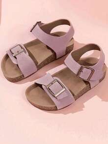 2025新款畅销女童凉鞋，采用哑光浅紫色鞋面和金属搭扣装饰，简约时尚。柔软的软木鞋底，穿着舒适。适合3-12岁女孩日常外出、玩耍及其他场合穿着。一款时尚休闲的女童凉鞋。 - 粉色 - 查看 4