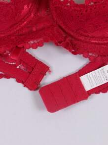 女士黑色性感蕾丝加厚文胸，可调节肩带，舒适贴合，适合夜店、派对、户外活动等场合。