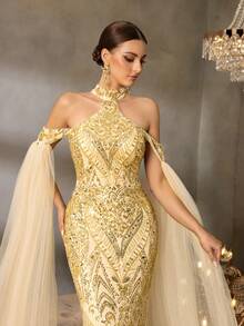 Faeriesty 带珠饰亮片的戏剧性斗篷袖挂脖美人鱼礼服 | 结构紧身胸衣及地晚礼服 - 金色 - 查看 5