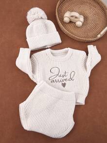 新生儿刺绣针织连体衣及毛球帽套装，摄影道具及洗礼服