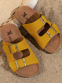 一双畅销的儿童/女童人字拖，黄色绒面革鞋面搭配两条金属绑带，软木鞋底。整体风格简约时尚。2025年夏季新款为博肯式沙滩凉鞋，适合3至12岁女童在沙滩玩耍、户外休闲等场合穿着，兼具舒适与美观。