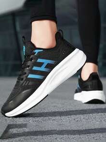 男士新款时尚运动鞋，透气鞋面设计，厚实耐用的外底，适合户外、校园、跑步和多功能