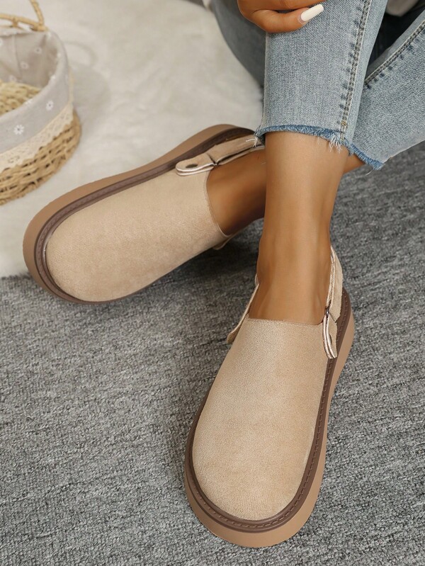 Sandalias tipo mule de 2025 con suela gruesa, puntera cerrada y correa con hebilla, cómodas zapatillas tipo slip-on, versátil color marrón.