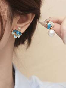 1 par de aretes con piedras de imitación de perla y pétalos asimétricos de moda minimalista, livianos y elegantes, ideales para uso diario y eventos de mujeres