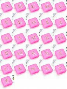 1 pièce de boîte à pilules avec motif de lettre de marguerite A-Z, mignonne et portable. Boîte à pilules de voyage extra grande, organisateur de pilules 4 fois par jour, organisateur de médicaments quotidiens surdimensionné pour les vitamines, grand contenant à pilules, distributeur de médicaments (rose) - Parfait pour organiser les médicaments en déplacement, convient pour les vacances, les voyages d'affaires, rappeler aux membres de la famille de prendre leurs médicaments à l'heure.