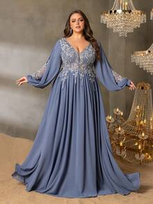 Faeriesty 大码女士优雅刺绣V领长袖A字型正式礼服——及地长款晚礼服，廓形挺括，适合出席黑领结晚宴、歌剧演出、红毯活动、婚礼、慈善舞会、夏季假日装扮、春季派对等场合。 - 霧霾藍 - 查看 1