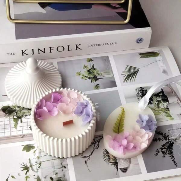 Velas hechas a mano con flores secas, crean una atmósfera romántica para dormitorios y fiestas, opciones ideales para la decoración del hogar y como regalo.