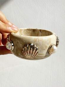 1 pieza Nuevo brazalete de resina geométrica con teñido anudado en beige, asimétrico con concha y perla, joyería llamativa y gruesa, adecuado para fiestas, vacaciones y uso diario