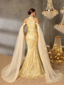 Faeriesty 带珠饰亮片的戏剧性斗篷袖挂脖美人鱼礼服 | 结构紧身胸衣及地晚礼服 - 金色 - 查看 2