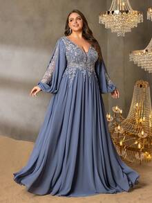 Faeriesty 大码女士优雅刺绣V领长袖A字型正式礼服——及地长款晚礼服，廓形挺括，适合出席黑领结晚宴、歌剧演出、红毯活动、婚礼、慈善舞会、夏季假日装扮、春季派对等场合。 - 霧霾藍 - 查看 4