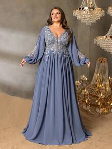 Faeriesty 大码女士优雅刺绣V领长袖A字型正式礼服——及地长款晚礼服，廓形挺括，适合出席黑领结晚宴、歌剧演出、红毯活动、婚礼、慈善舞会、夏季假日装扮、春季派对等场合。 - 霧霾藍 - 查看 9